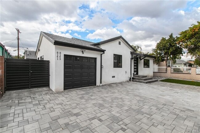 Primary Photo - 8143 Hazeltine Ave