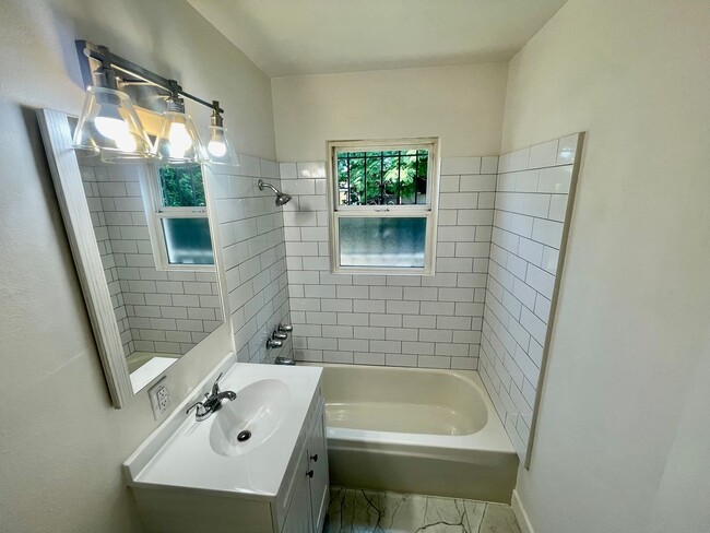Building Photo - Modern and Bright 3Bd/1B Home | Washer & D...