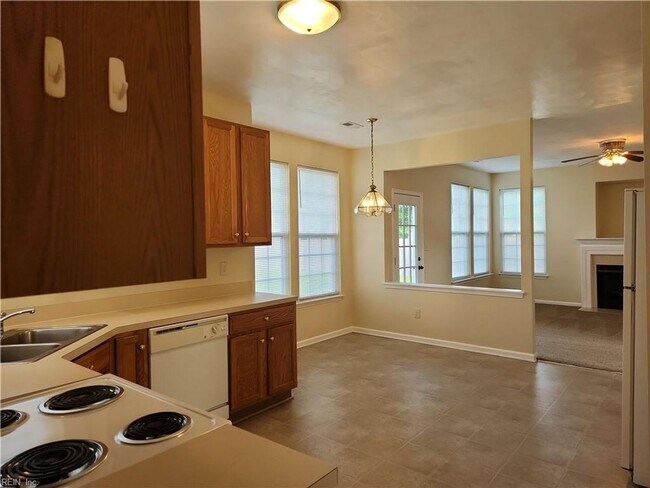 Building Photo - RENTAL