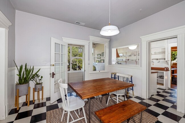 Building Photo - 131 N Main St