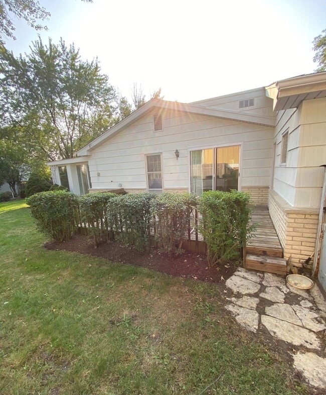 Building Photo - 1119 Crest Ln