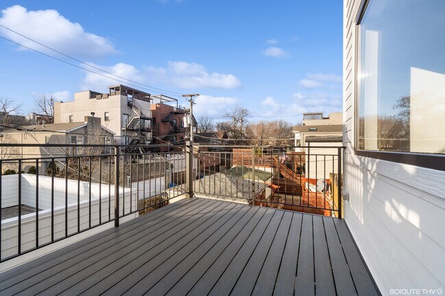 Building Photo - 2028 W Wabansia Ave