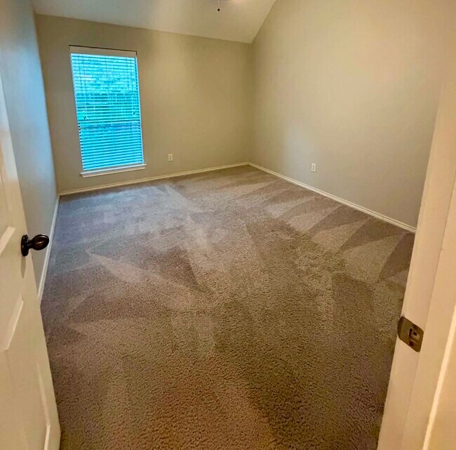 Building Photo - 5607 Wagon Wheel Ln
