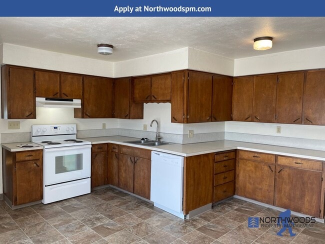 Building Photo - Charming 2 Bedroom 2 Bathroom Home