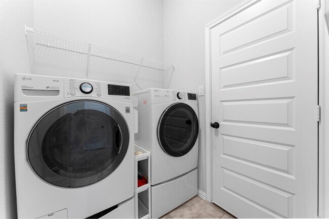 Building Photo - 40560 Goldeneye Pl