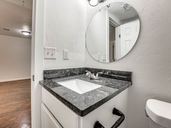 Building Photo - 4 bedroom 2 bath home in Shawnee!