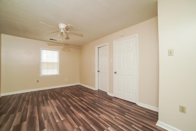 Building Photo - 2834 Lanthorn Dr