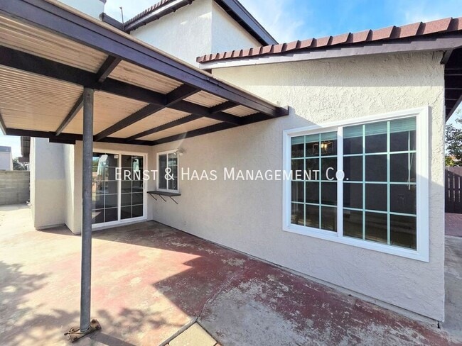 Building Photo - 1219 E Jay St