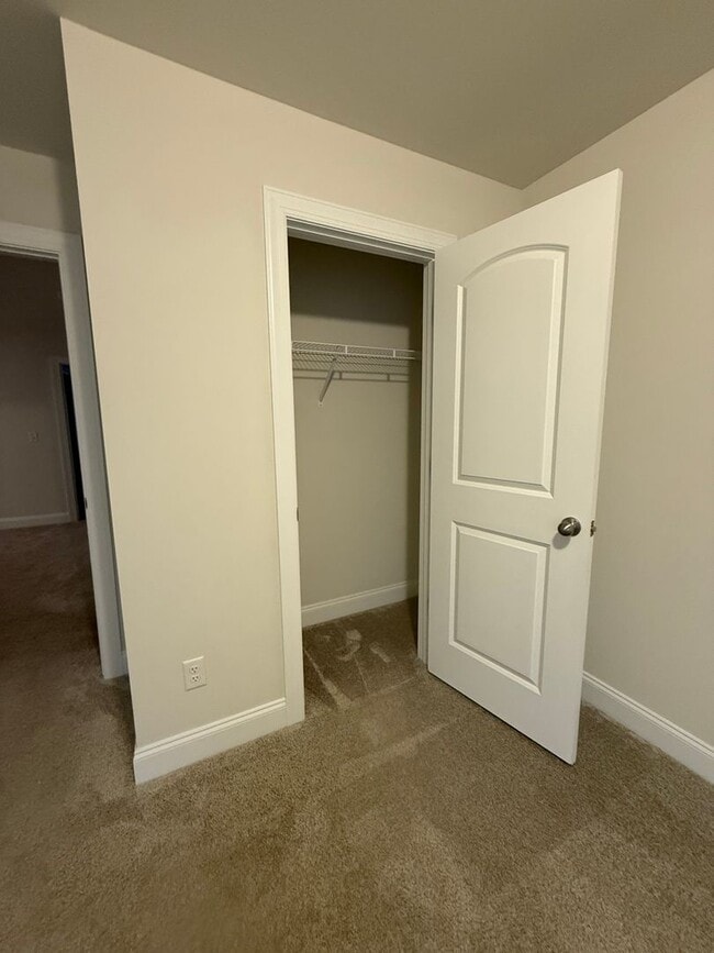 Building Photo - HALF OFF FIRST MONTH RENT!! Three Bedroom ...