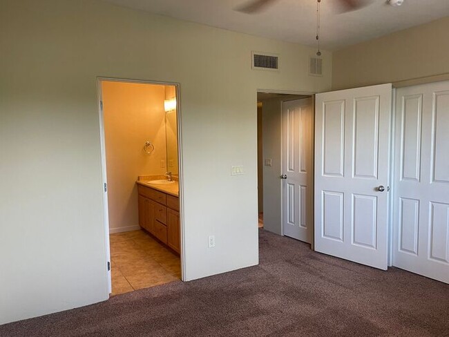 Building Photo - Popular 2BR/2.5BA 2 Story Townhome conveniently located close to PCC, U of A!