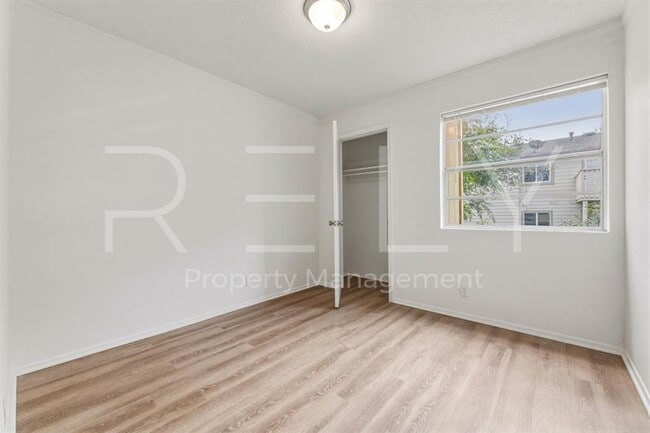 Building Photo - 302 Algerita Dr