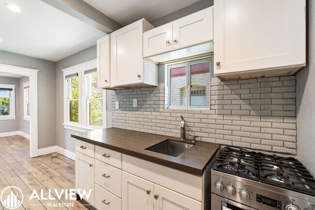 Building Photo - 307 W 7th St