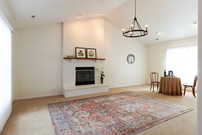 Building Photo - Bright 3BR/2BA Home in Quiet, Desirable Neighborhood with Garage!