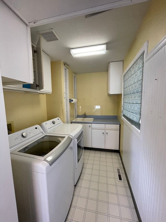 Building Photo - Beautiful 3 bed 2 bath - pets allowed! ***...