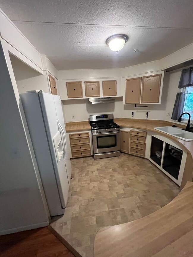 Building Photo - Magalia Home for rent, 1 car garage, 2 bed...