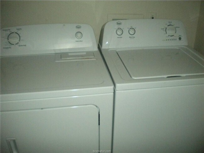 Building Photo - 906 Spring Loop