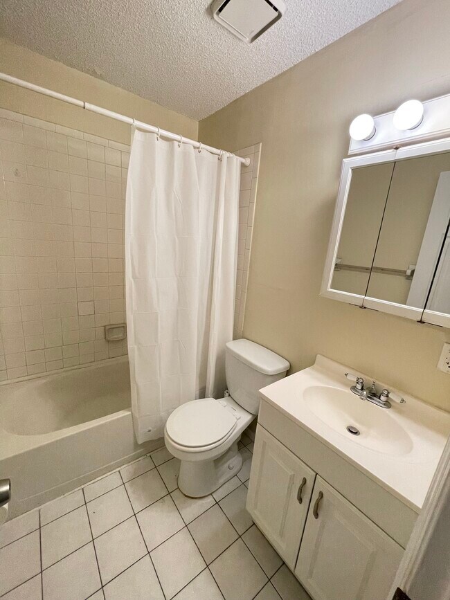 Building Photo - 541 W Fern Dr