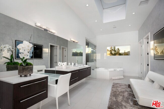 Building Photo - 2666 Hutton Dr