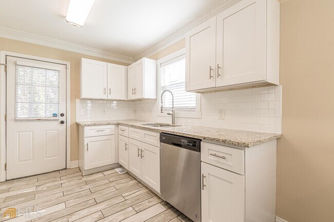 Building Photo - 1136 Wyland Dr SW