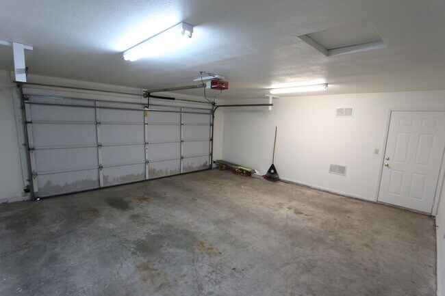 Building Photo - Modern 3-Bedroom Home with Garage & Privat...