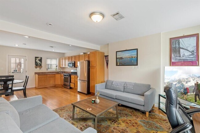 Building Photo - 182A Christopher Columbus Dr