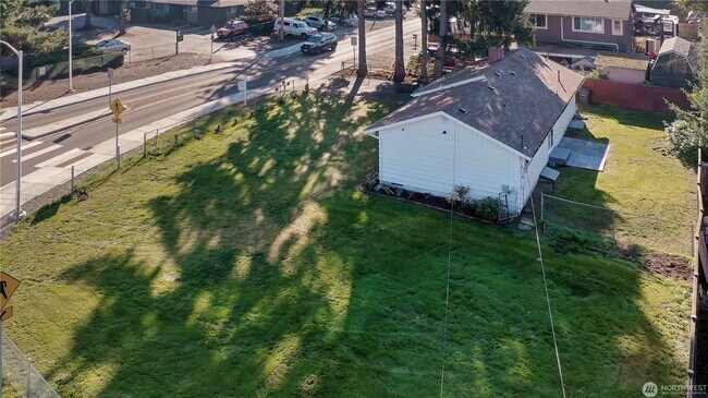 Building Photo - Huge fenced yard 3 Bedroom Fresh remodel