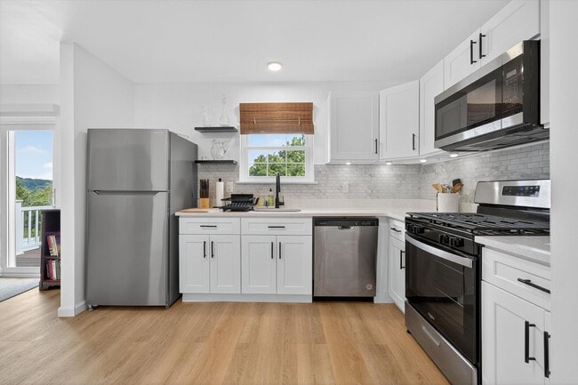Building Photo - Gorgeous Newly Renovated 3 BR, 2.5 BA Town...