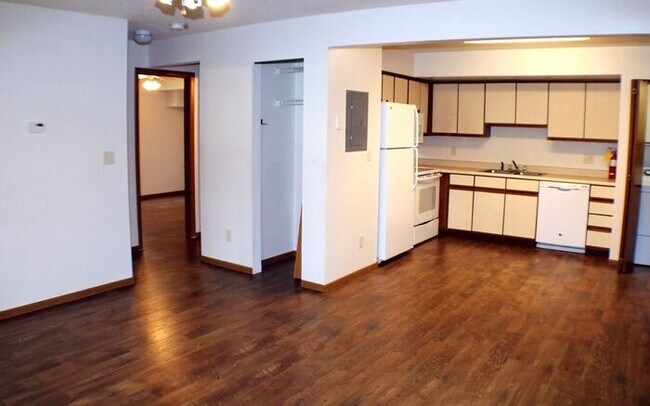 Building Photo - $1,095 | 2 Bedroom, 1 Bathroom 2nd Floor C...