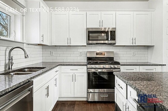 Building Photo - 124 8th Ave