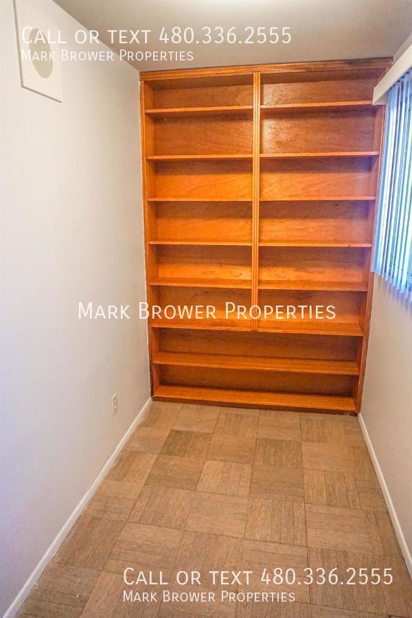 Building Photo - 910 E La Jolla Dr