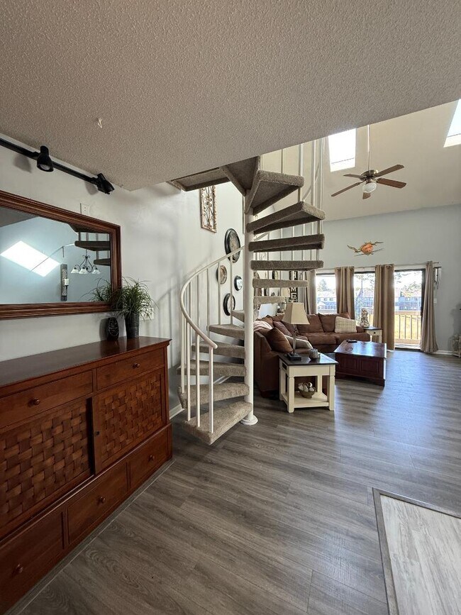 Building Photo - 1095 Plantation Dr W