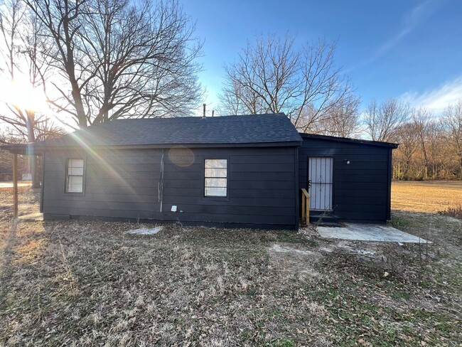 Building Photo - Beautiful 3 bedroom 1 bath