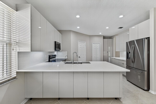 Building Photo - 12325 Cascades Pointe Dr