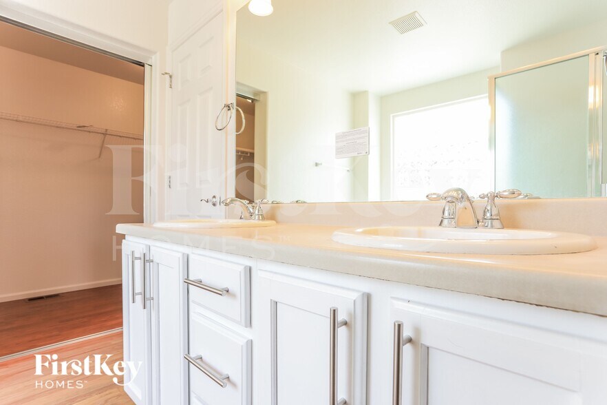 Building Photo - 15857 E 107th Way