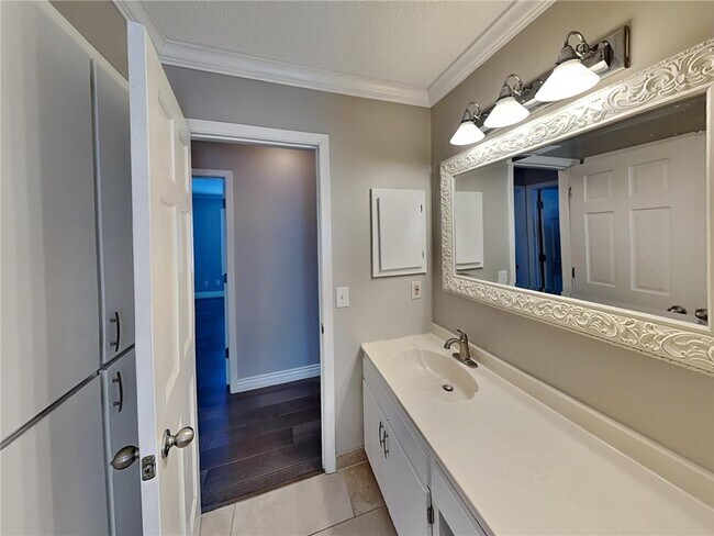 Building Photo - 11893 Dunhill Rd