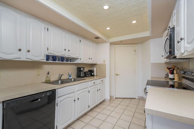 Building Photo - 4301 N Ocean Blvd