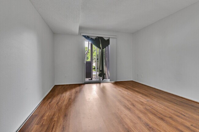 Building Photo - $1,825.00, 2-bed, 2-bath condo in Lakewood.