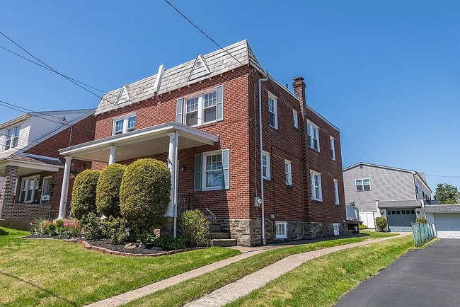 Building Photo - 17 Elm Ave