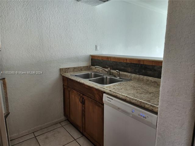 Building Photo - 10149 Twin Lakes Dr