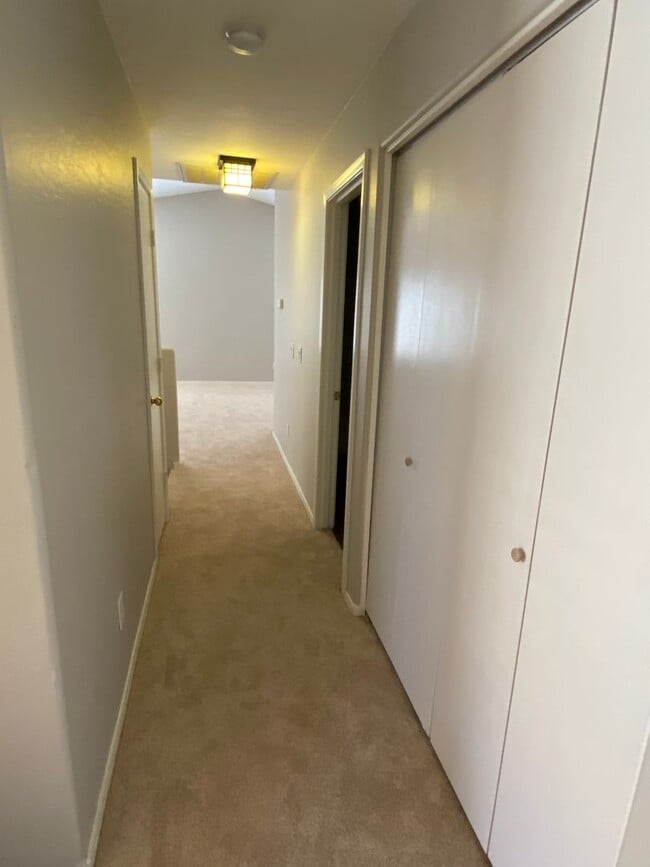 Building Photo - 4 Bedroom, 3 bath, two story with loft in ...