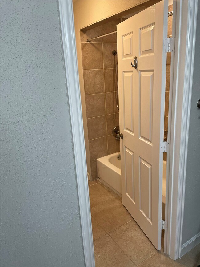 Building Photo - 16007 Mill Point Dr