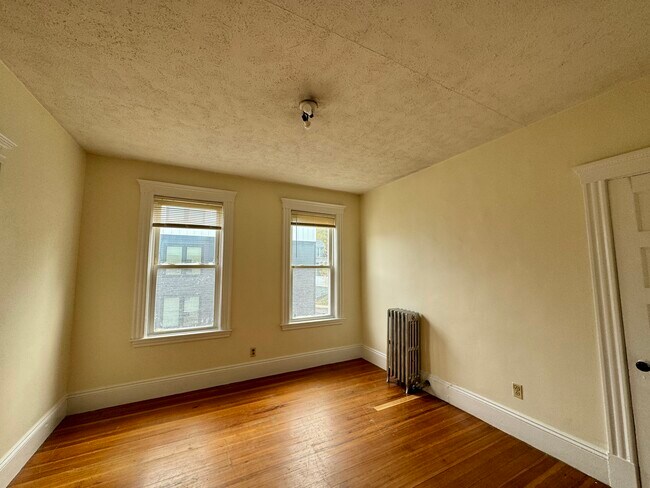 Building Photo - 144 Hillside St