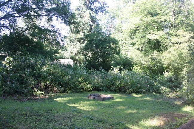 Building Photo - 2/3rd acre lot! 1 bdrm 1 bath. Store your ...