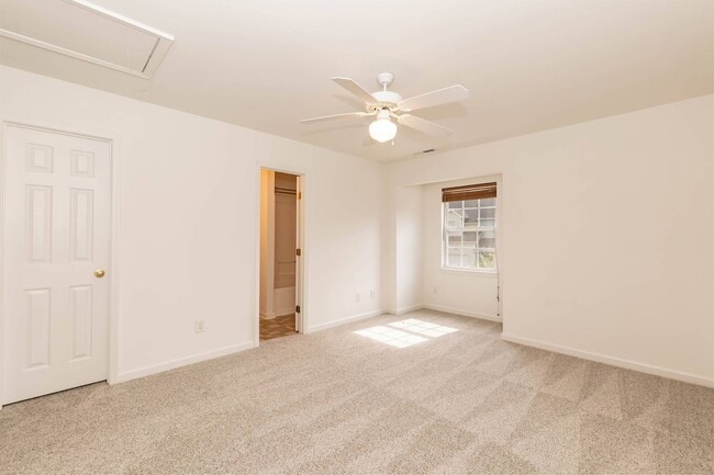 Building Photo - Three Bedroom Home!