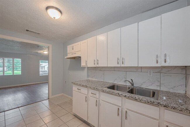 Building Photo - 4906 Larkspur St