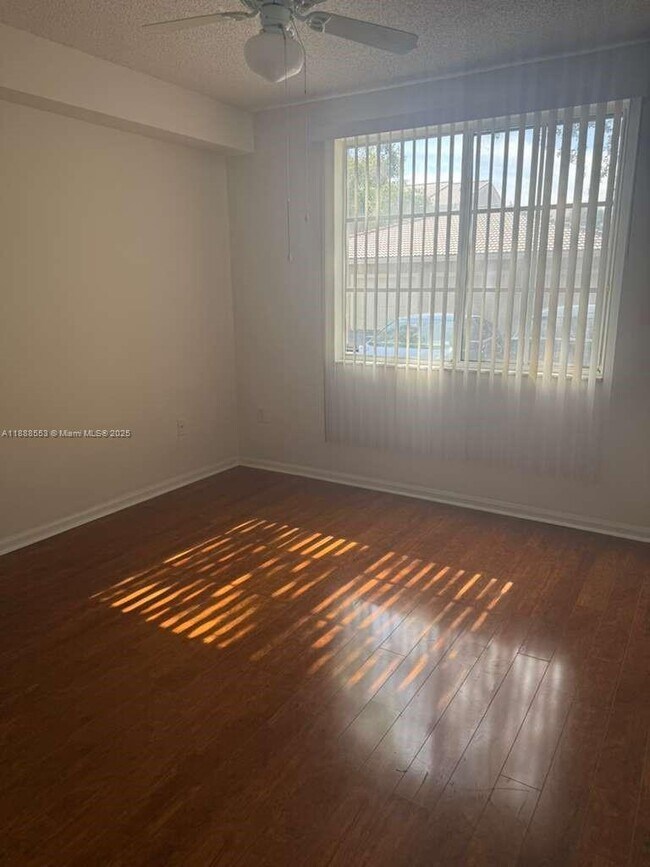 Building Photo - 8040 N Nob Hill Rd