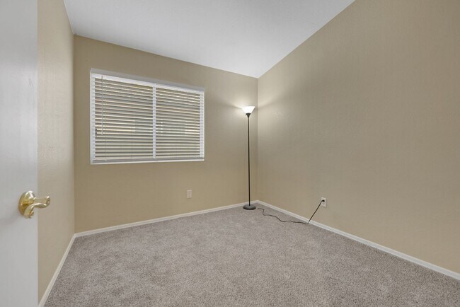 Building Photo - Single Story with a pool