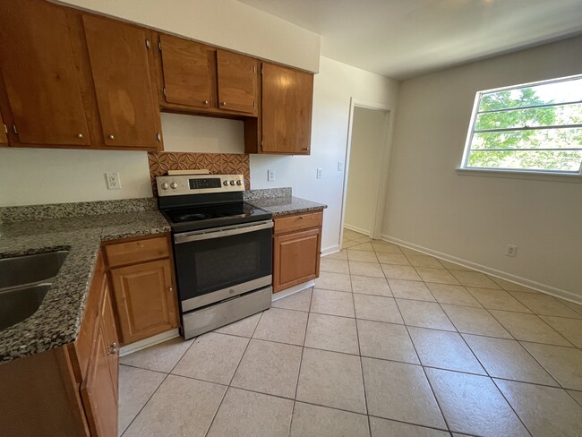 Building Photo - 2429 Octavia Dr