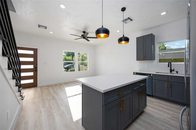 Building Photo - 5605 Tommye St