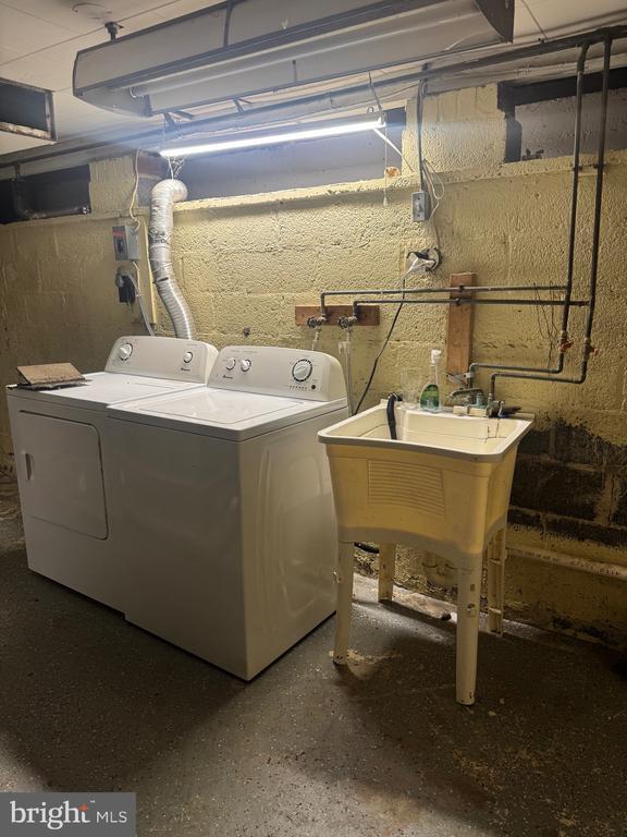 Building Photo - 491 N Latham St